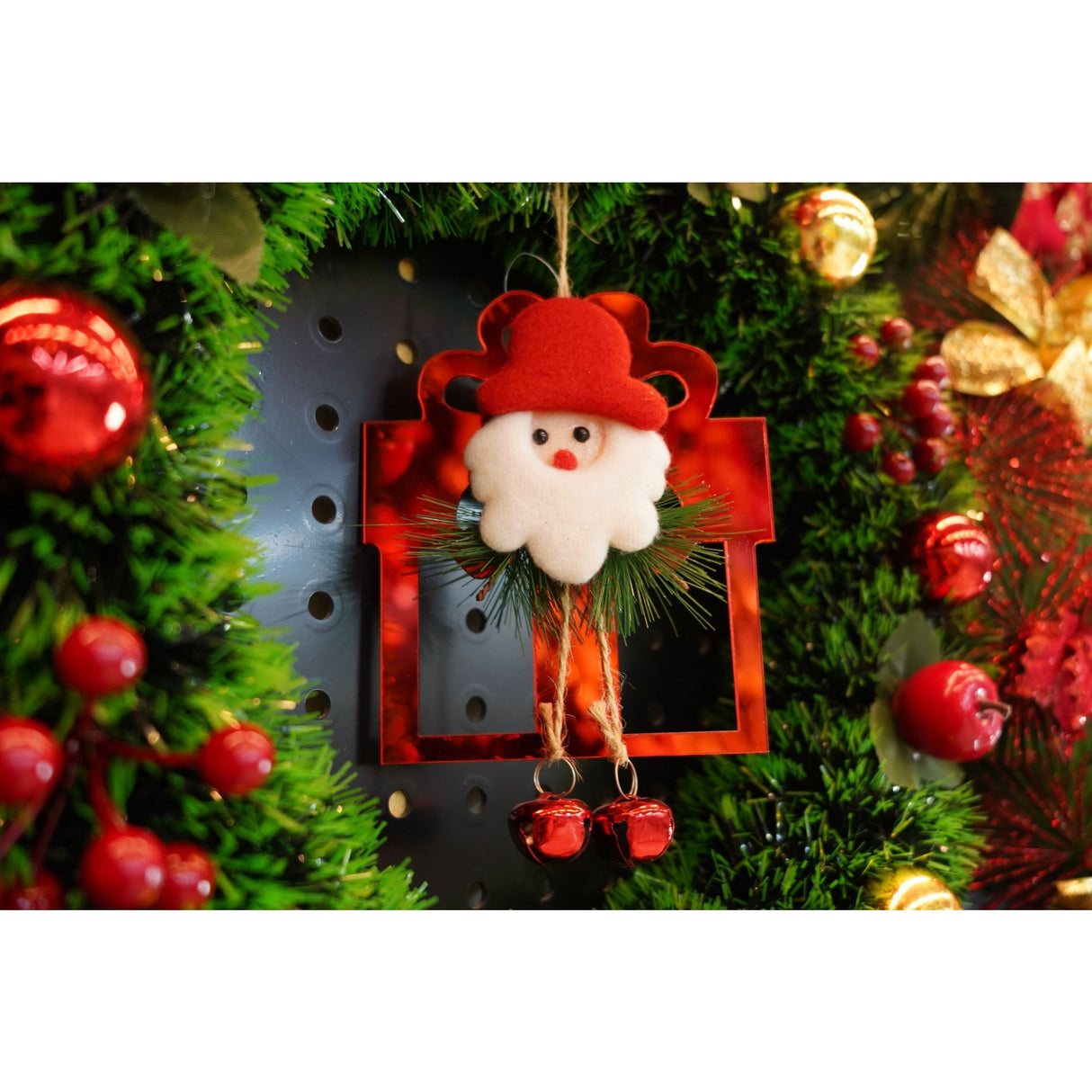 Ornament brad, Vivimall, Cadou cu clopotei, Rosu, Lucios, 15*20CM, Acril, Interior/ Exterior - vivimall.ro