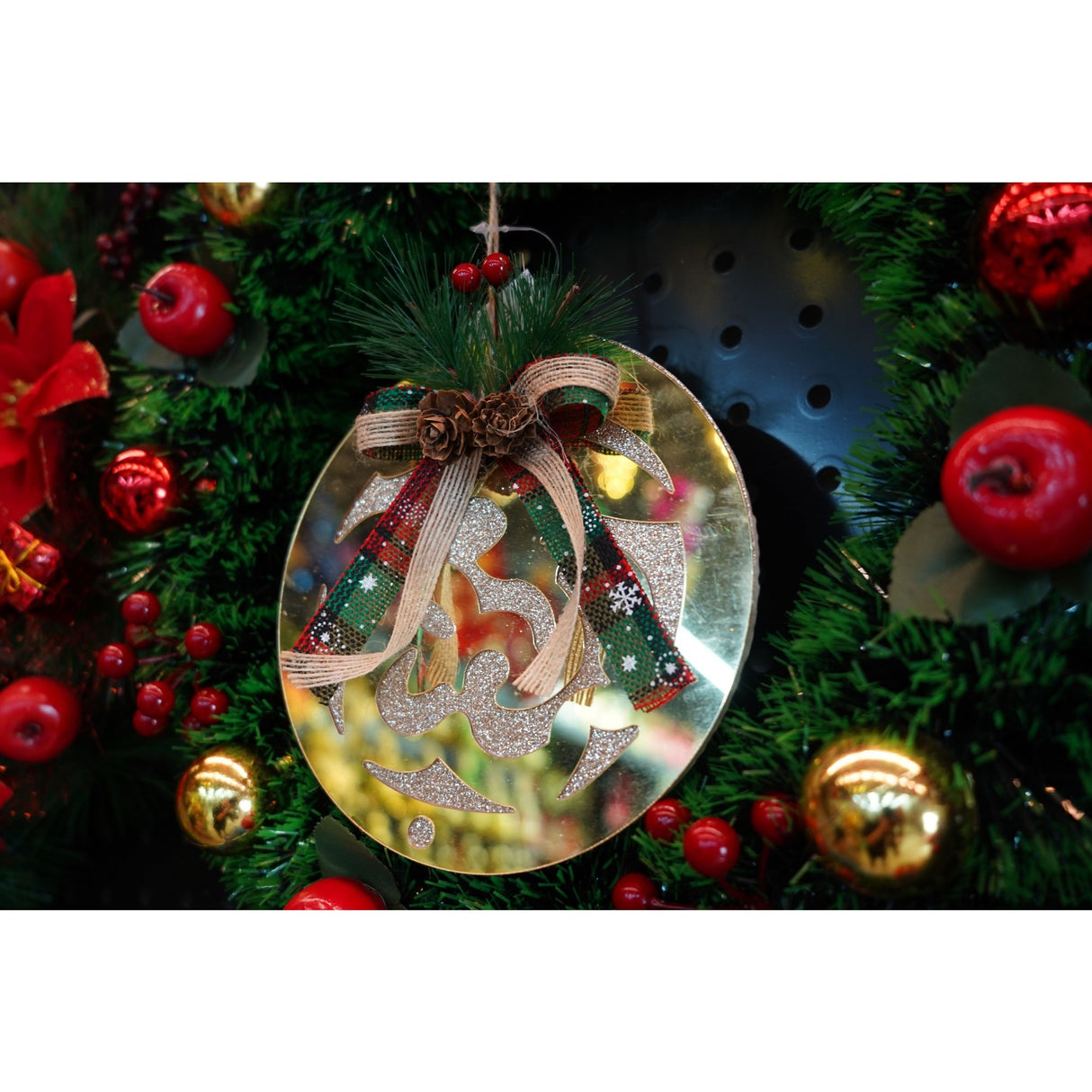 Ornament brad, Vivimall, Glob, Auriu, Lucios, 17*17CM, Acril, Interior/ Exterior - vivimall.ro