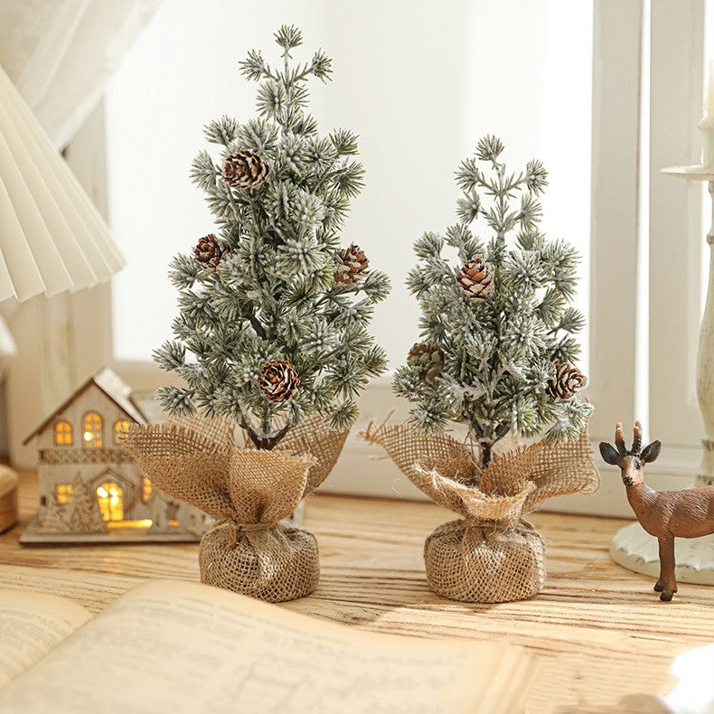 Decoratiune Craciun pentru Masa, Vivimall, Ornament de Decor Model Brad de Craciun de Dimensiuni Mici cu Fulgi Albi, pentru Birou si Interior, din Plastic Calitativ 20 cm, Verde Alb - vivimall.ro