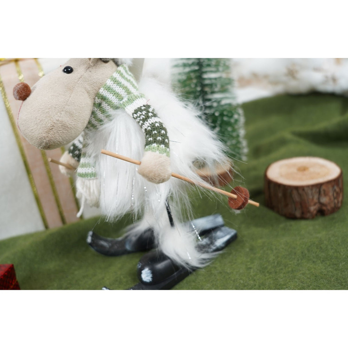 Ornament de Craciun ren pe schiuri, Flippy, alb/verde, textil, 33 cm - vivimall.ro