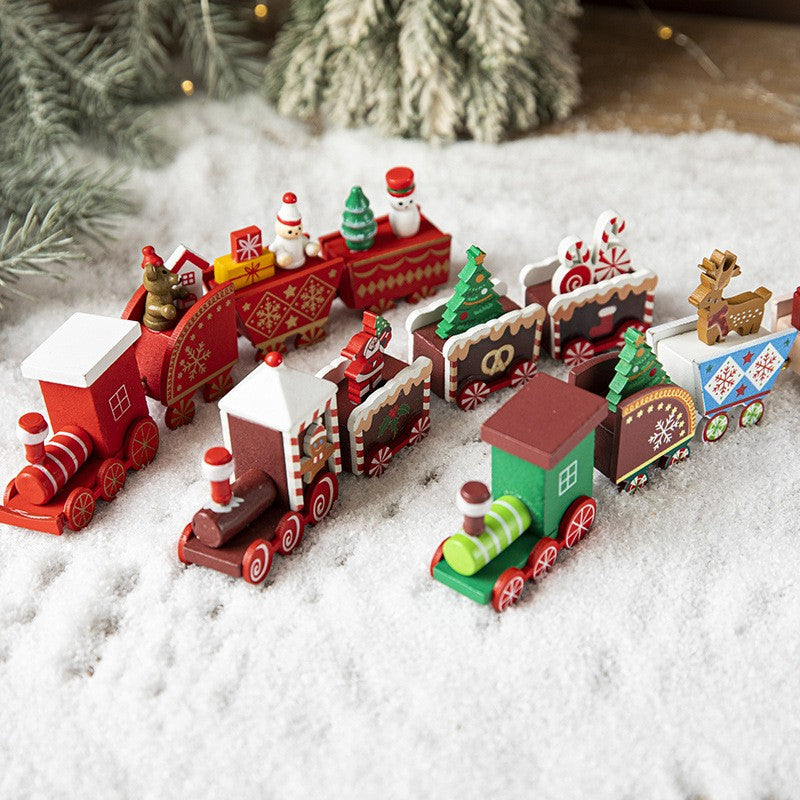 Ornament lemn tren Crăciun în brad, culori roșu și alb, detalii multicolor
