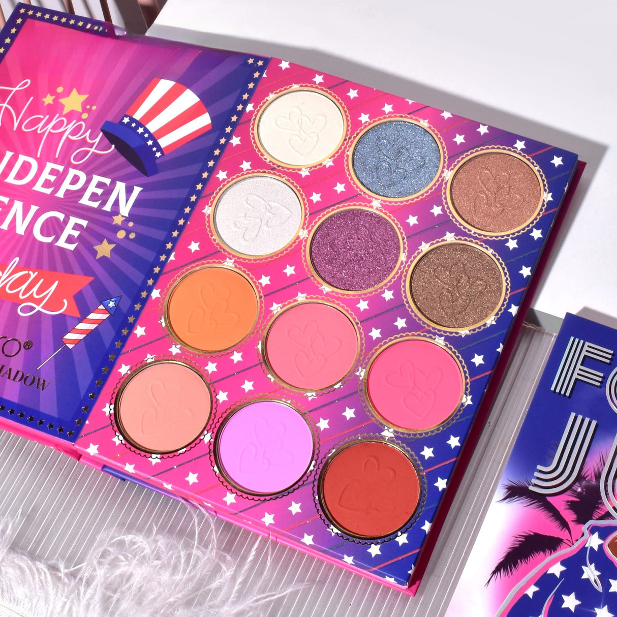 Trusa de Machiaj, KEVIN & COCO, Cool Girl Book, 82 culori, 16 x 21.5 x 2.5 cm - vivimall.ro