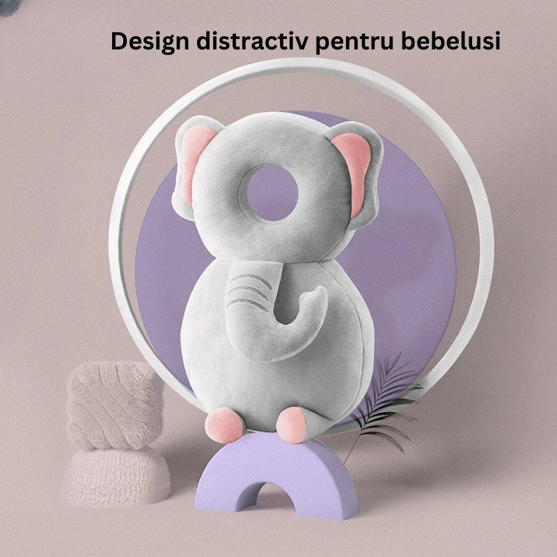 Pernă elefant din pluș gri pentru bebeluși, detaliu bretele elastice ajustabile pe spate