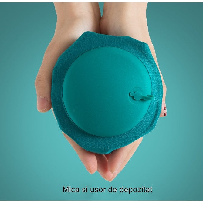 Perna pentru gat Vivimall, portabila, umflare prin apasare, usor de depozitat, imbracata in material catifelat, in forma de U, 40 x 28 cm, verde - vivimall.ro