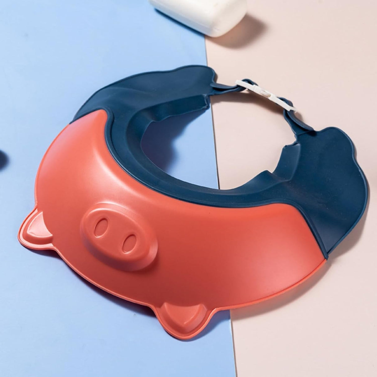 Viziera de Protectie Baie Pentru Copii, Fippy, Model Purcelus, Dimensiune ajustabila, Durabil, Usor de curatat, Impotriva Samponului, pentru Ochi si Urechi, TPE+PP, 23x23 cm, Rosu - vivimall.ro