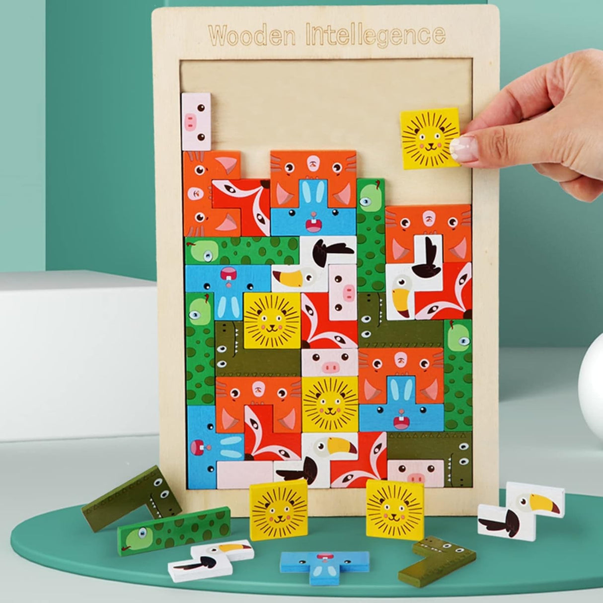 Copil aranjând piesele puzzle lemn Tetris Vivimall cu animale 3D, joc educativ pentru dezvoltare cognitivă