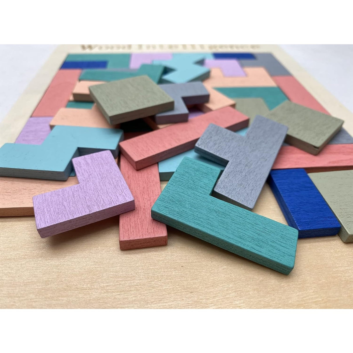 Copil asamblând puzzle lemn Tetris Montessori, 40 piese, dezvoltare coordonare mână-ochi