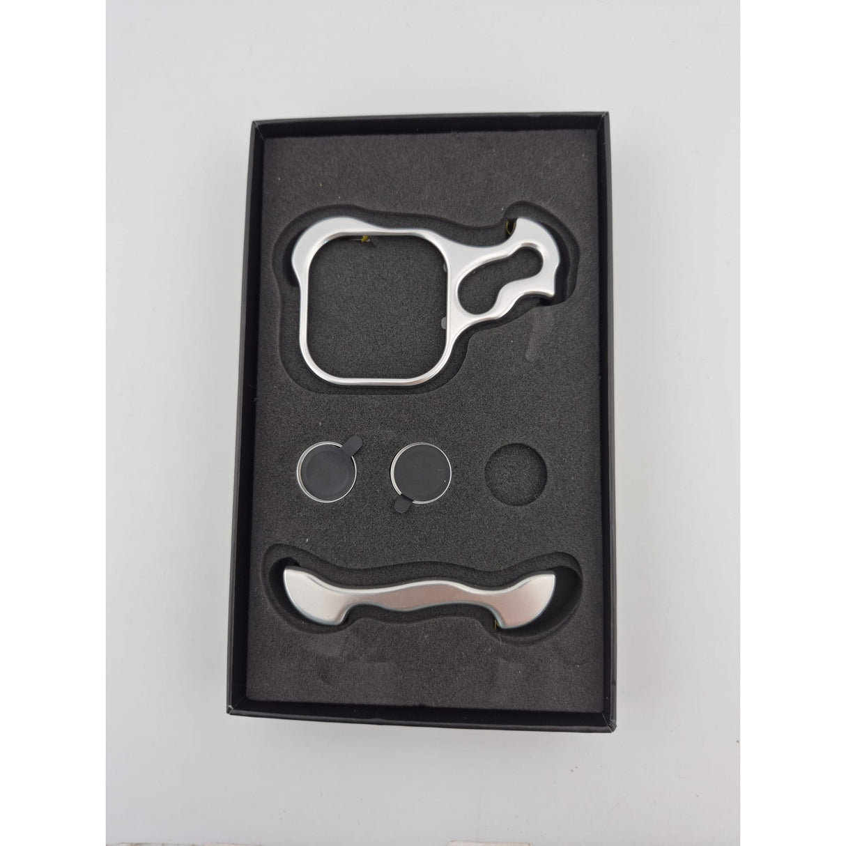 Resigilat: Husa Metalica Compatibila cu iPhone 16 Pro, Flippy, Protectie pentru Colturile Telefonului si Camera, Aliaj, Antisoc, Antizgariere, Argintiu