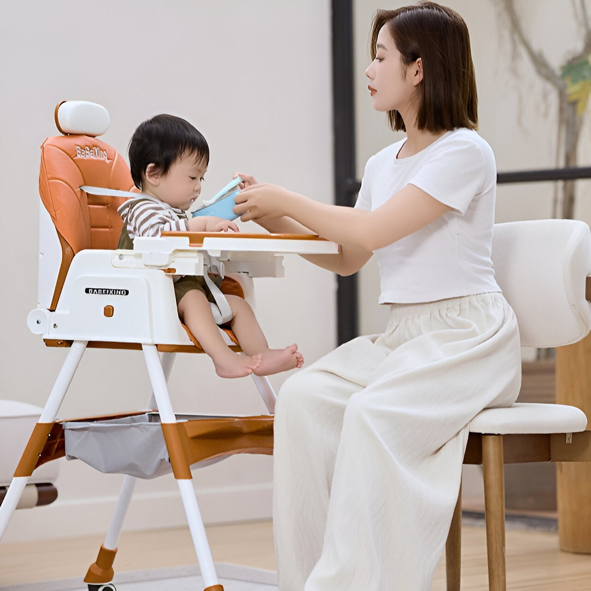 Scaun de Masa pentru Bebelusi si Copii Vivimall, cu Roti, cu Tetiera, Telescopic, Pliabil, Masuta Reglabila, Suport Picioare, Scaun cu Invelis Piele Artificiala, Centura Siguranta, Spatiu Depozitare, 97 x 73 x 65 cm, Maro - vivimall.ro