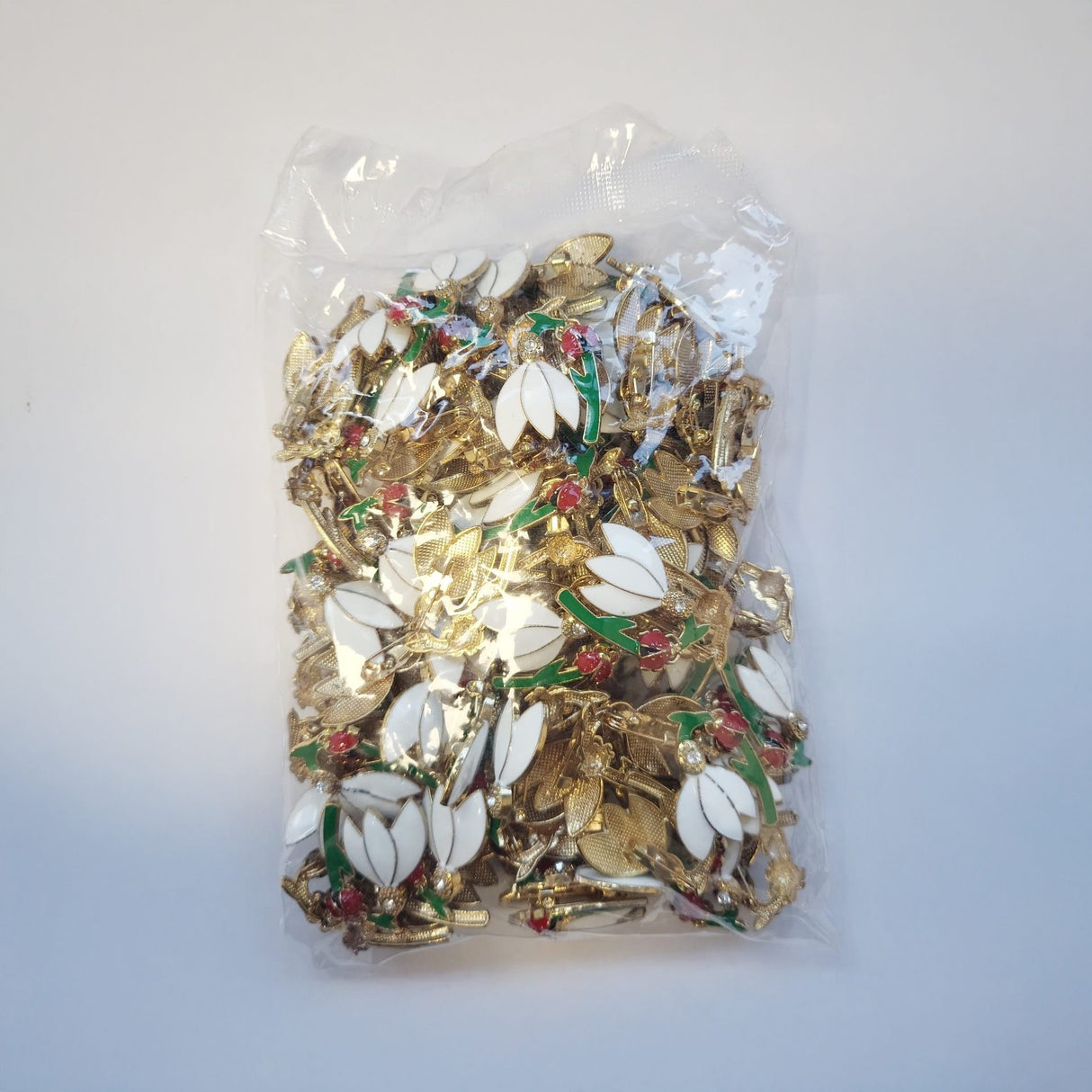 Set 100 Brose cu Pietre, Flippy, Model Ghiocel cu Buburuza, 2.2 x 3.5 cm per unitate, Auriu/Alb - vivimall.ro