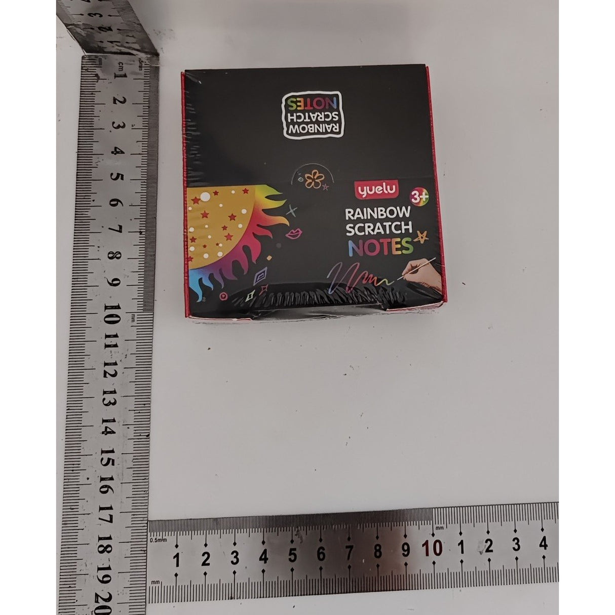 Set 100 de Planse Razuibile, Vivimall, din Hartie Curcubeu, 2 Creioane din Bambus + 2 Sabloane, +3 Ani, 8.5 x 8.5 cm, Multicolor - vivimall.ro