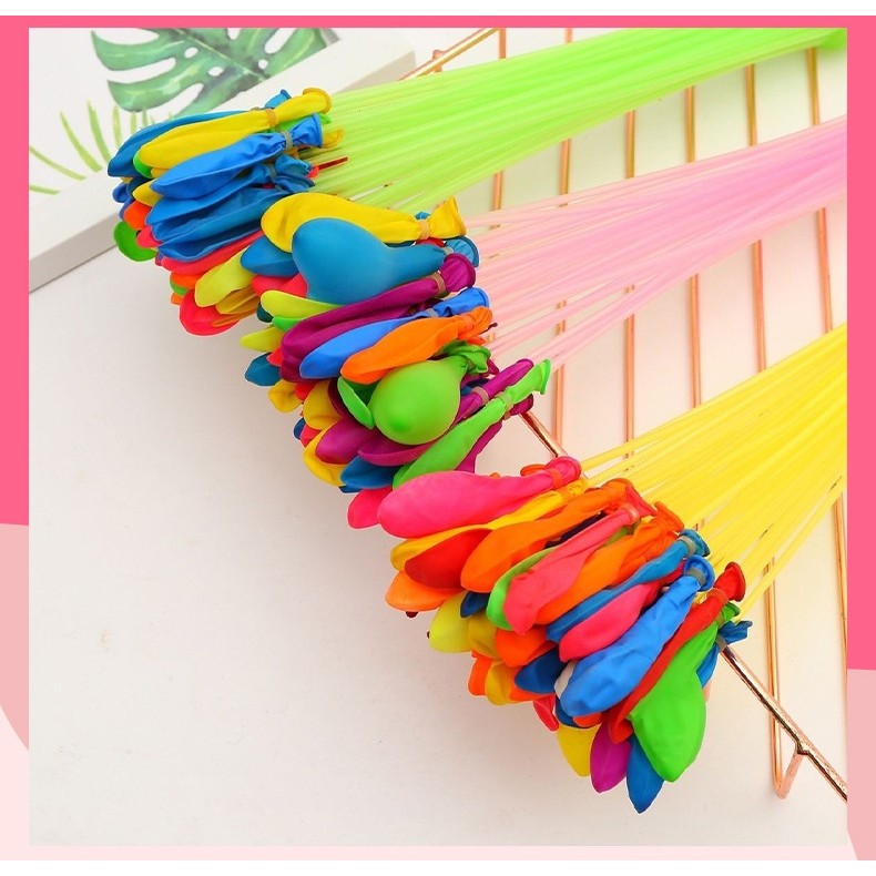 Copii jucându-se cu baloane Aqua Party multicolor în aer liber în ziua de vară