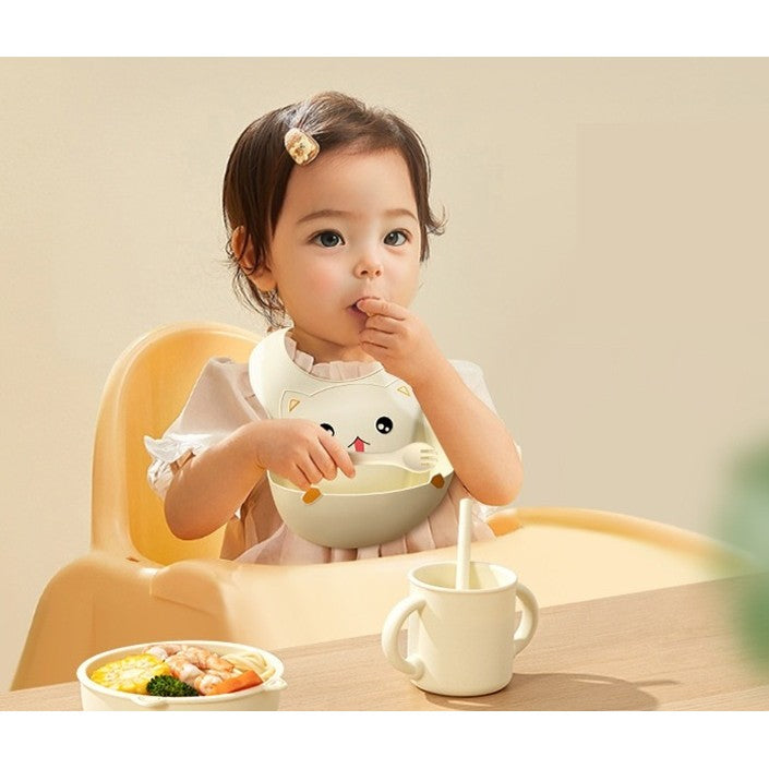 Set 2 Piese Hranire Bebelusi si Copii, Vivimall, Cana cu Capac si Pai, din Silicon, fara BPA, de la 12 Luni, Model Pisicuta, 12 x 9.5 x 11 cm, Bej - vivimall.ro