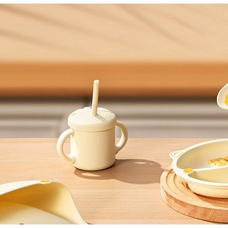 Set 2 Piese Hranire Bebelusi si Copii, Vivimall, Cana cu Capac si Pai, din Silicon, fara BPA, de la 12 Luni, Model Pisicuta, 12 x 9.5 x 11 cm, Bej - vivimall.ro