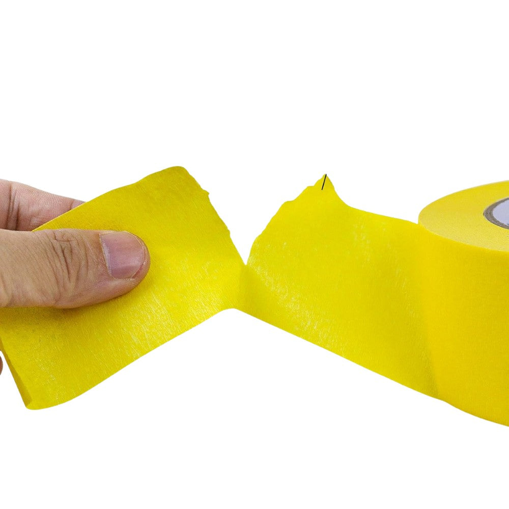Bandă de mascare galbenă 48mm aplicată pe tocul unei uși pentru protecție la vopsire