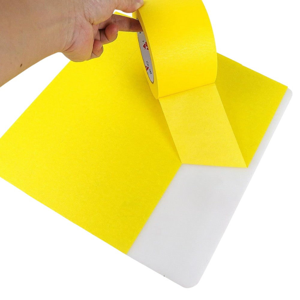 Rolă bandă de mascare 48mm x 50m în mâna unui utilizator, ilustrare dimensiune