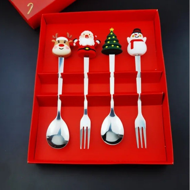 Set 4 Tacamuri, Vivimall, cu Figurine de Craciun, din Otel Inoxidabil, 2 Furculite, 2 Linguri, Cutie Festiva, 13.5 cm, Rosu - vivimall.ro
