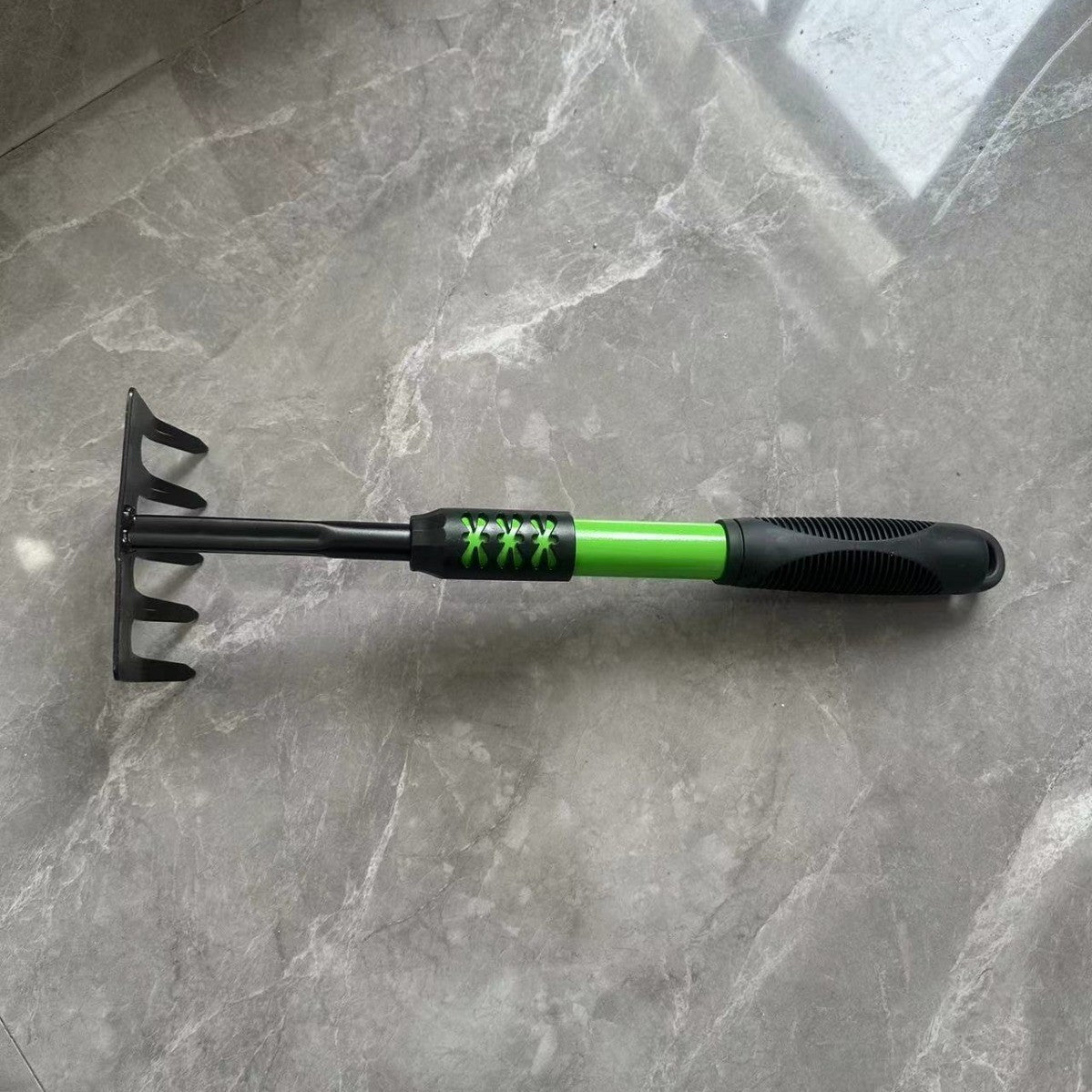 Set 4 Unelte de Gradina Vivimall, pentru Plantare, Prelucrare Sol si Ingrijire Plante, Material PVC Carbon, Grebla, Sapaliga cu Cap Dublu, Lopata Mica, Lopata Lata, 43 x 11 cm, Negru/Verde - vivimall.ro