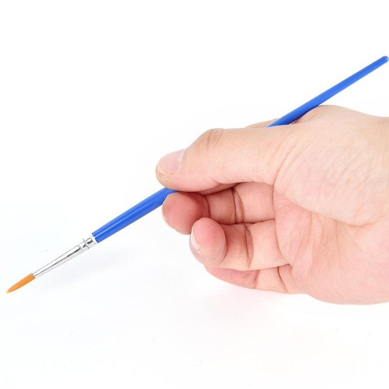 Pensulă cu vârf fin folosită pentru pictură pe față, detaliu aplicare culoare