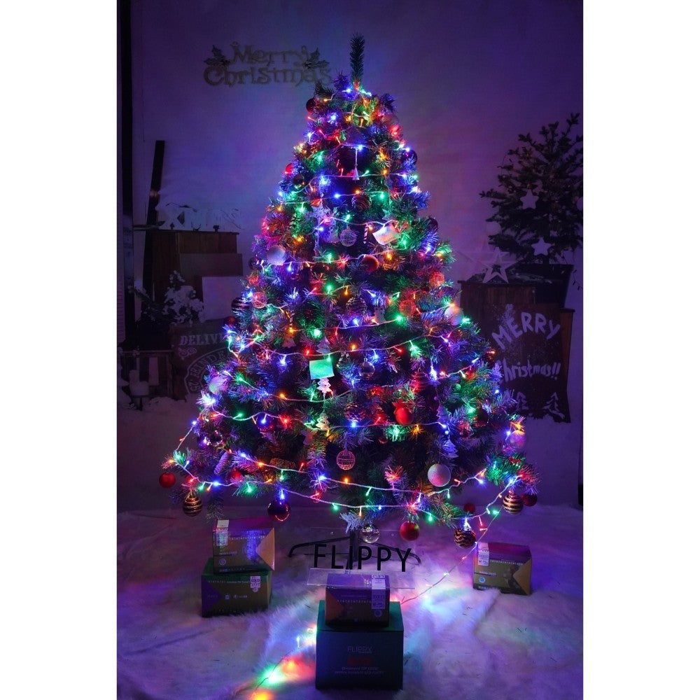 Set brad artificial de Craciun si elemente decorative, nins, decorat cu conuri pin, pentru interior/exterior, inaltime 210 cm, diametru 147 cm, 1150 ramuri, Flippy, verde, suport metalic inclus - vivimall.ro