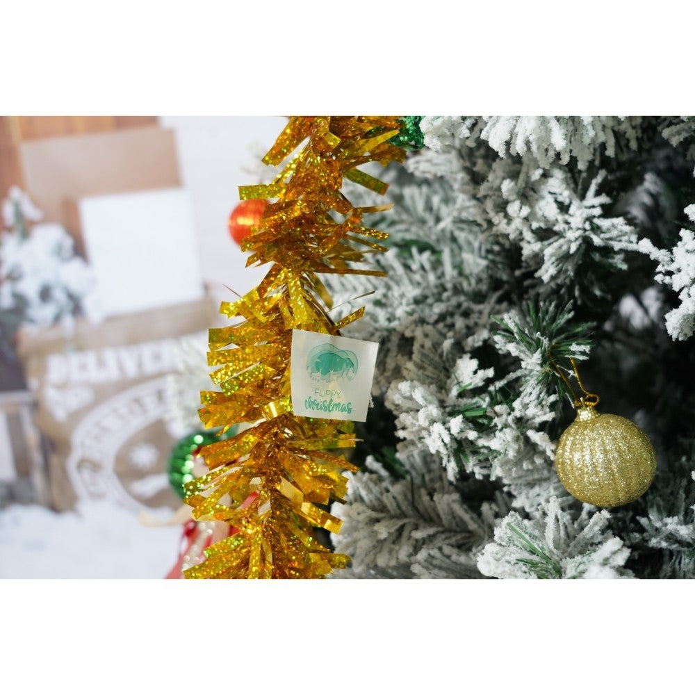 Set brad artificial de Craciun si elemente decorative, nins, decorat cu conuri pin, pentru interior/exterior, inaltime 210 cm, diametru 131 cm, 630 ramuri, Flippy, alb/verde, suport metalic inclus - vivimall.ro