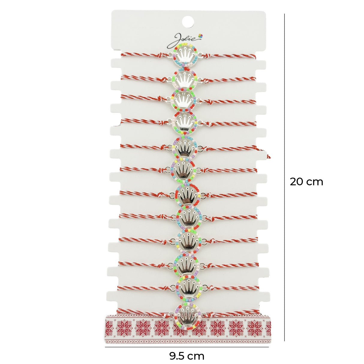 Detaliu pandantiv coroană multicolor pe brățară mărțișor Jolie, șnur împletit roșu-alb, suport prezentare 20x9,5 cm