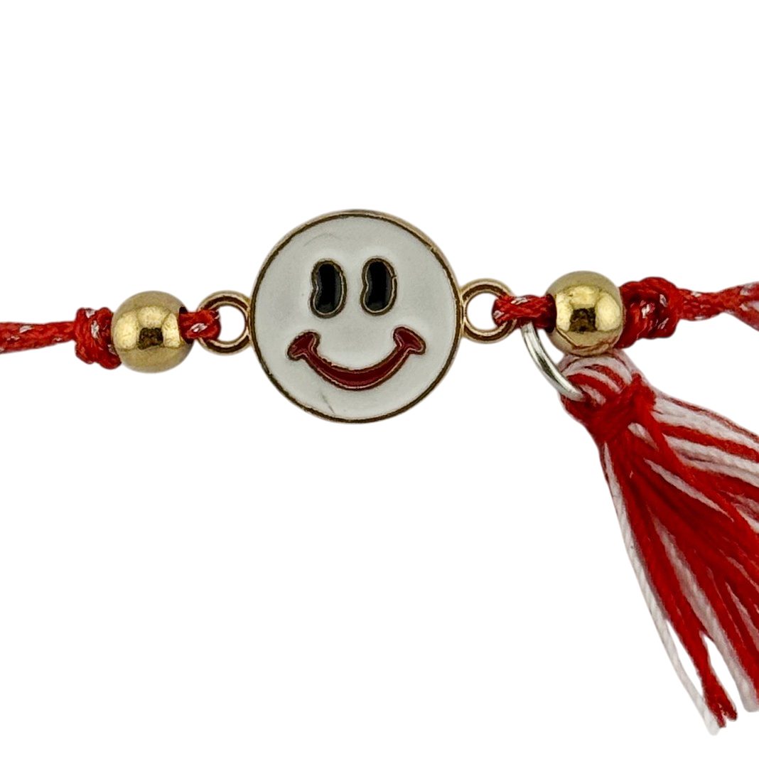 Detaliu pandantiv inox față zâmbitoare pe brățară mărțișor Jolie cu snur roșu și alb, 1 Martie
