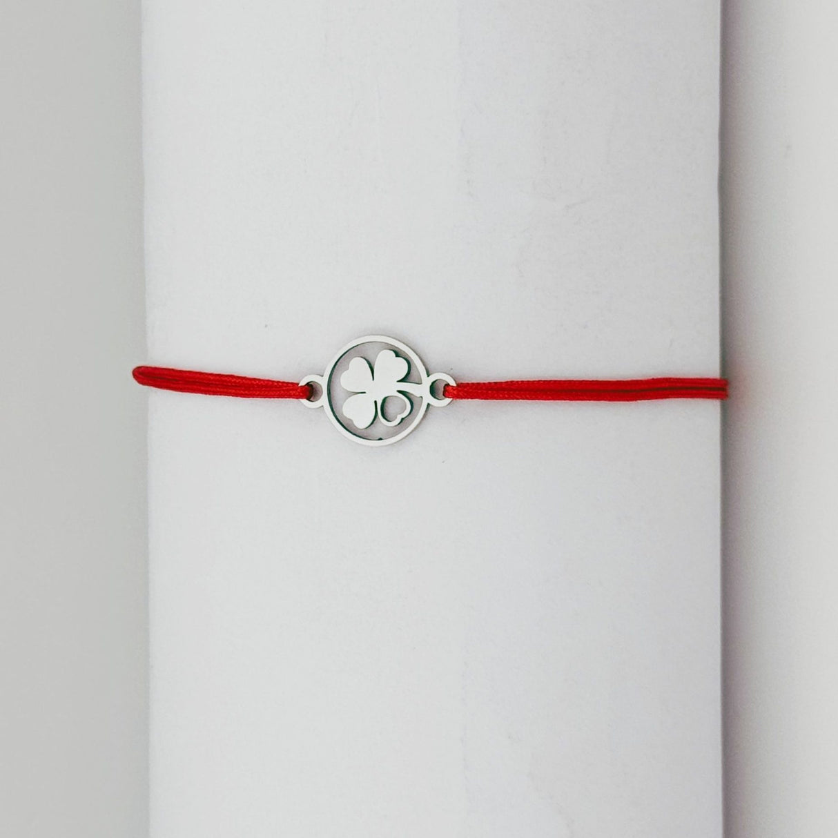 Bratara Martisor pentru Dama, Jolie, Model Trifoi cu Inima, Set 12 bucati, Pandativ Argintiu din Inox cu Snur Rosu Ajustabil - vivimall.ro