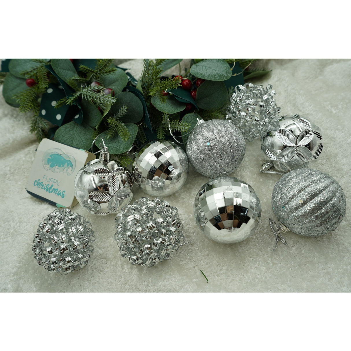 Set de 12 ornamente de brad, Vivimall, de tip Glob, Argintiu, din plastic, cu finisaj sclipitor , cutie 6 cm adancime x 30 cm inaltime x 18 cm lungime) - vivimall.ro