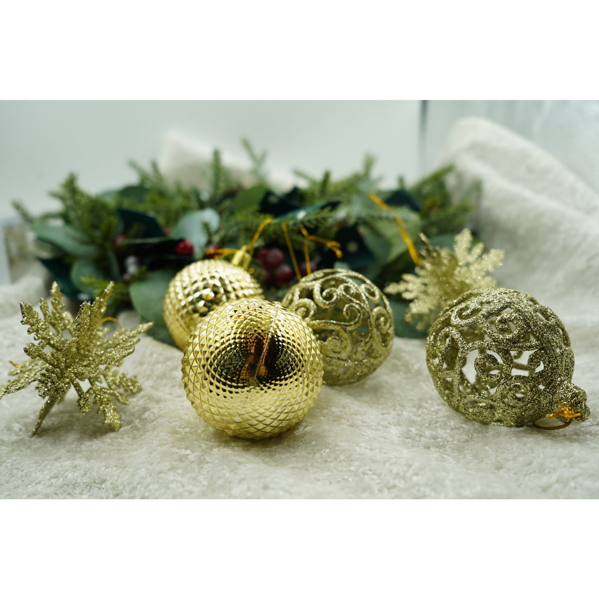 Set de 12 ornamente de brad, Vivimall, de tip Glob, Auriu, din plastic, cu finisaj sclipitor , cutie 6 cm adancime x 23 cm lungime x 18 cm inaltime - vivimall.ro