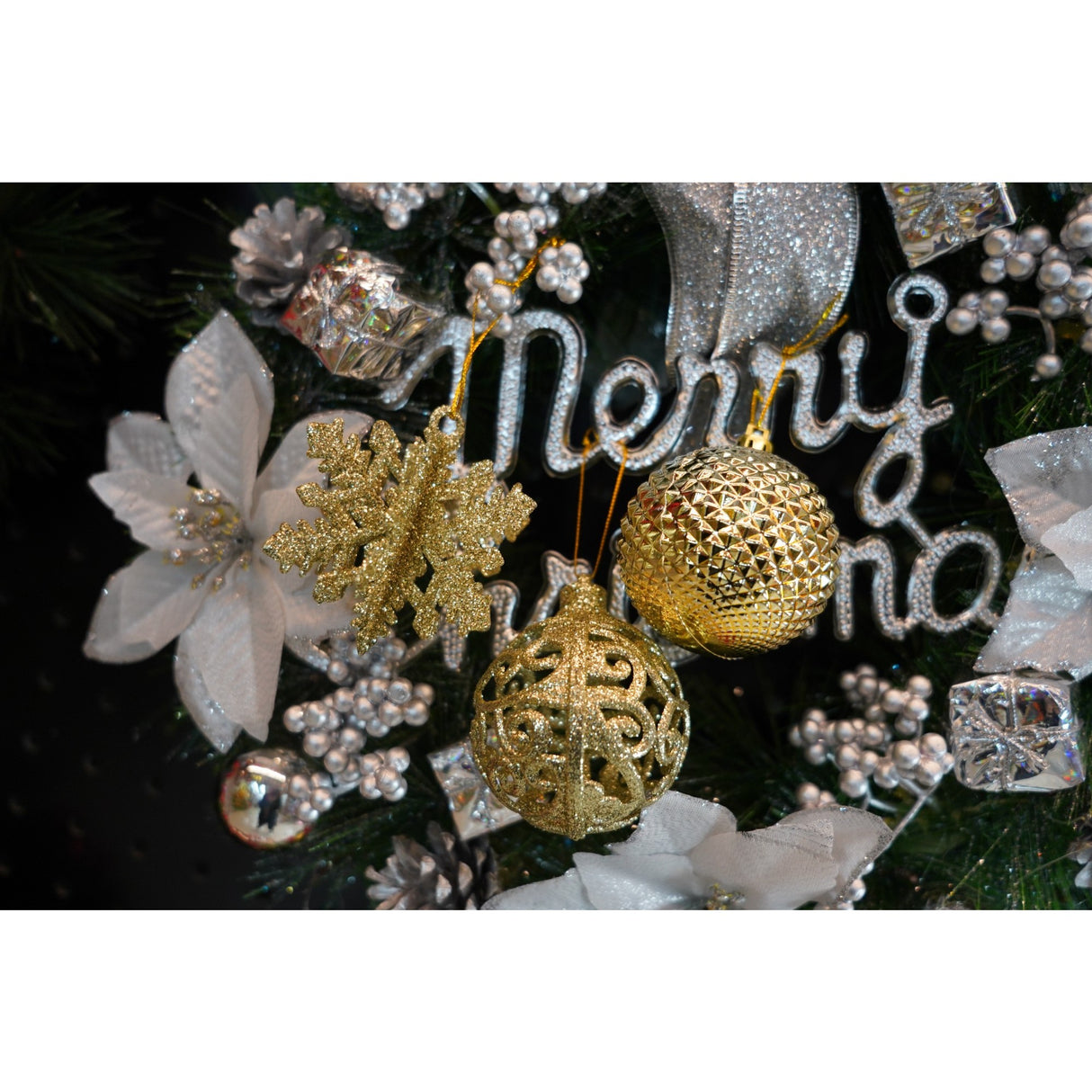 Set de 12 ornamente de brad, Vivimall, de tip Glob, Auriu, din plastic, cu finisaj sclipitor , cutie 6 cm adancime x 23 cm lungime x 18 cm inaltime - vivimall.ro