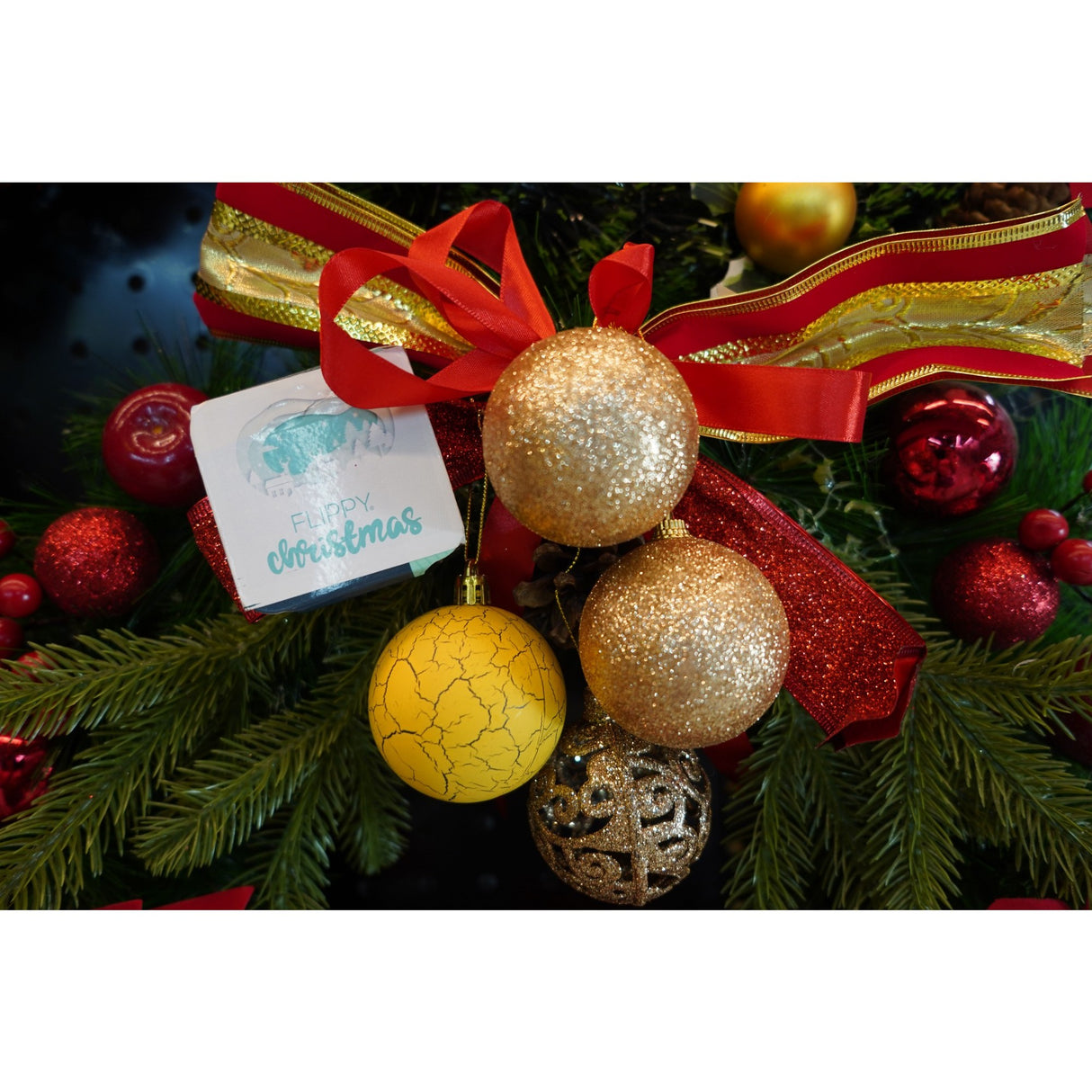 Set de 12 ornamente de brad, Vivimall, de tip Glob, Auriu/ Galben, din plastic, cu finisaj sclipitor , cutie 6 cm adancime x 30 cm inaltime x 18 cm lungime) - vivimall.ro