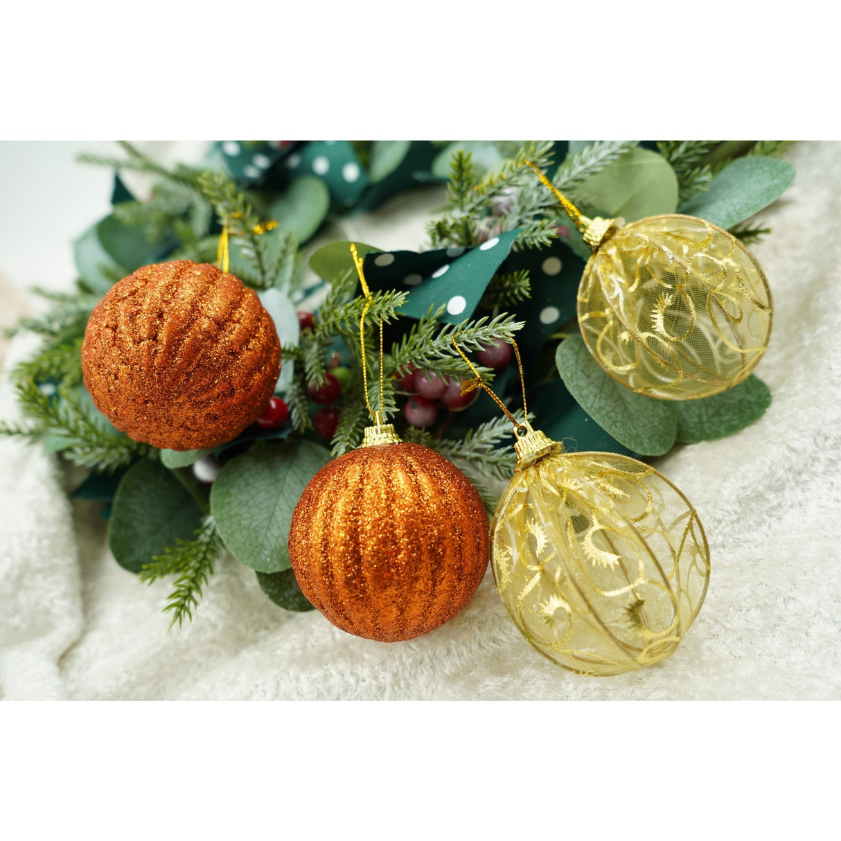 Set de 12 ornamente de brad, Vivimall, de tip Glob, Cupru/ Auriu, din polistiren, cu finisaj sclipitor , cutie 6 cm adancime x 23 cm lungime x 18 cm inaltime - vivimall.ro