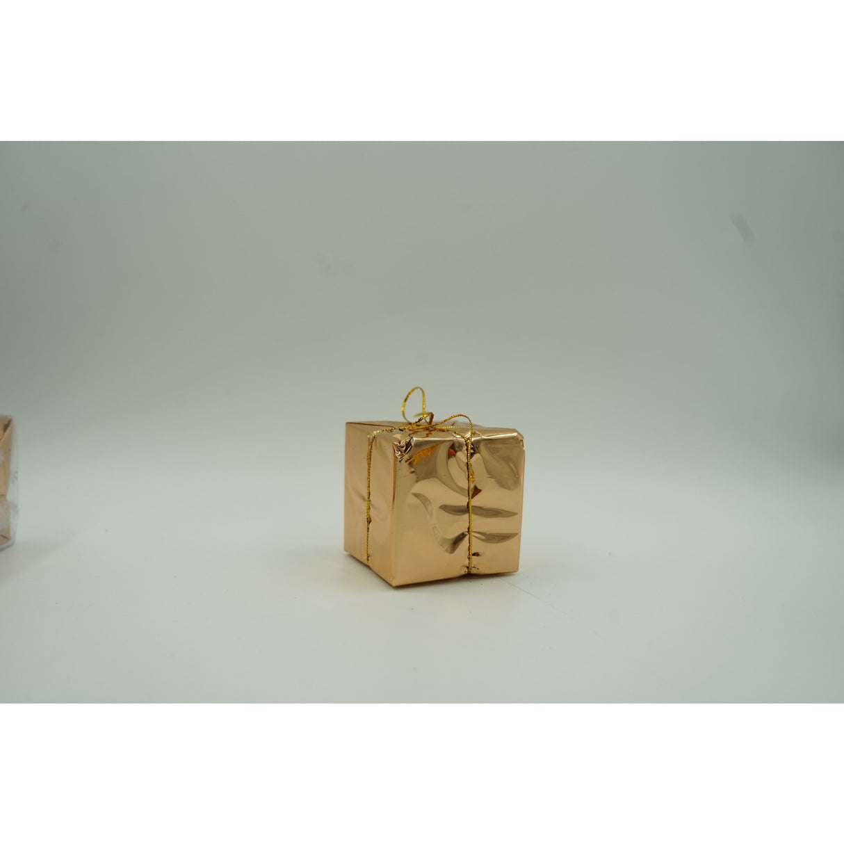 Set de 12 ornamente de brad, Vivimall, de tip Glob, Cupru/ Auriu, din polistiren, cu finisaj sclipitor , cutie 6 cm adancime x 23 cm lungime x 18 cm inaltime - vivimall.ro