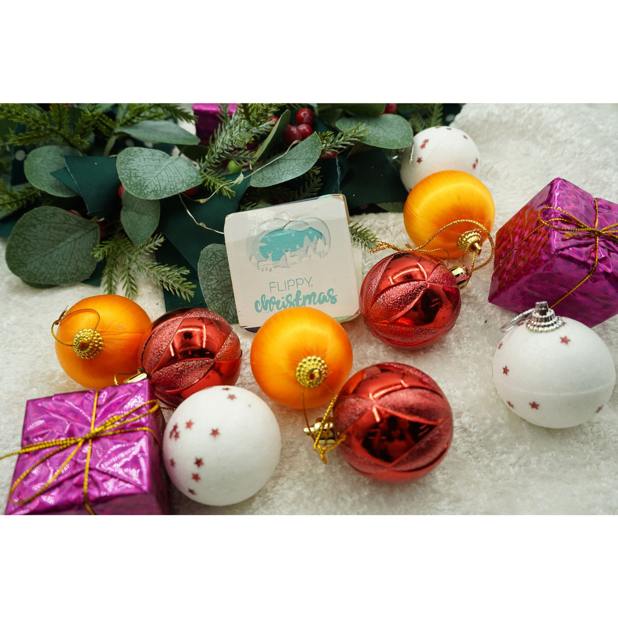 Detaliu glob ornament brad Flippy din polistiren cu finisaj sclipitor multicolor