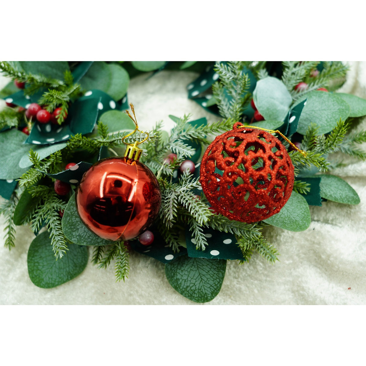 Set de 12 ornamente de brad, Vivimall, de tip Glob, Rosu/ Auriu, din plastic, cu finisaj sclipitor , cutie 6 cm adancime x 23 cm lungime x 18 cm inaltime - vivimall.ro