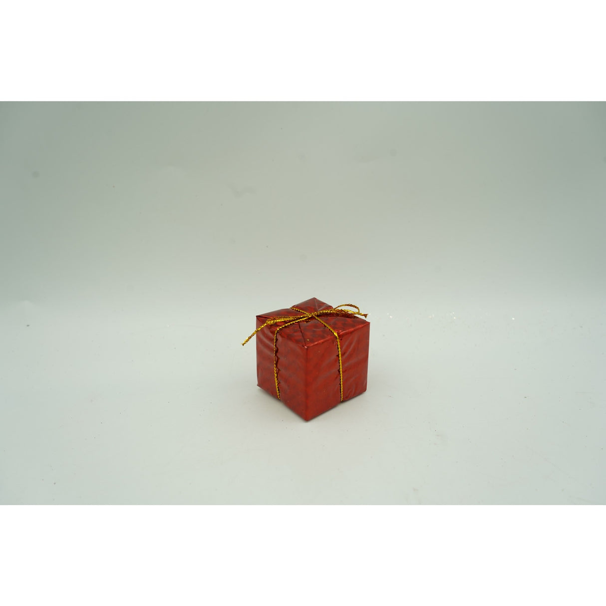 Set de 12 ornamente de brad, Vivimall, de tip Glob, Rosu/ Auriu, din polistiren, cu finisaj sclipitor , cutie 4 cm adancime x 20 cm inaltime x 12 cm lungime) - vivimall.ro