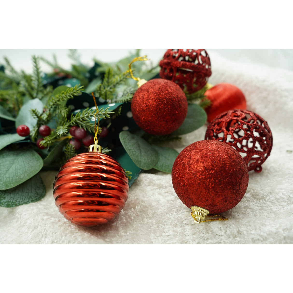 Set de 12 ornamente de brad, Vivimall, de tip Glob, Rosu, din polistiren, cu finisaj sclipitor , cutie 6 cm adancime x 23 cm lungime x 18 cm inaltime - vivimall.ro