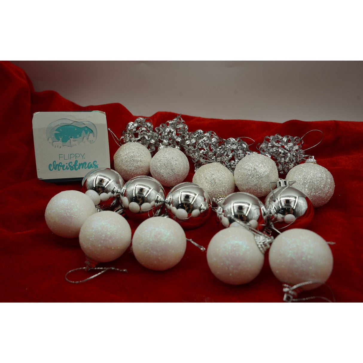 Set de 20 ornamente de brad, Vivimall, de tip Glob, Alb/ Argintiu, din polistiren, cu finisaj sclipitor , cutie 4 cm adancime x 20 cm lungime x 16 cm inaltime - vivimall.ro