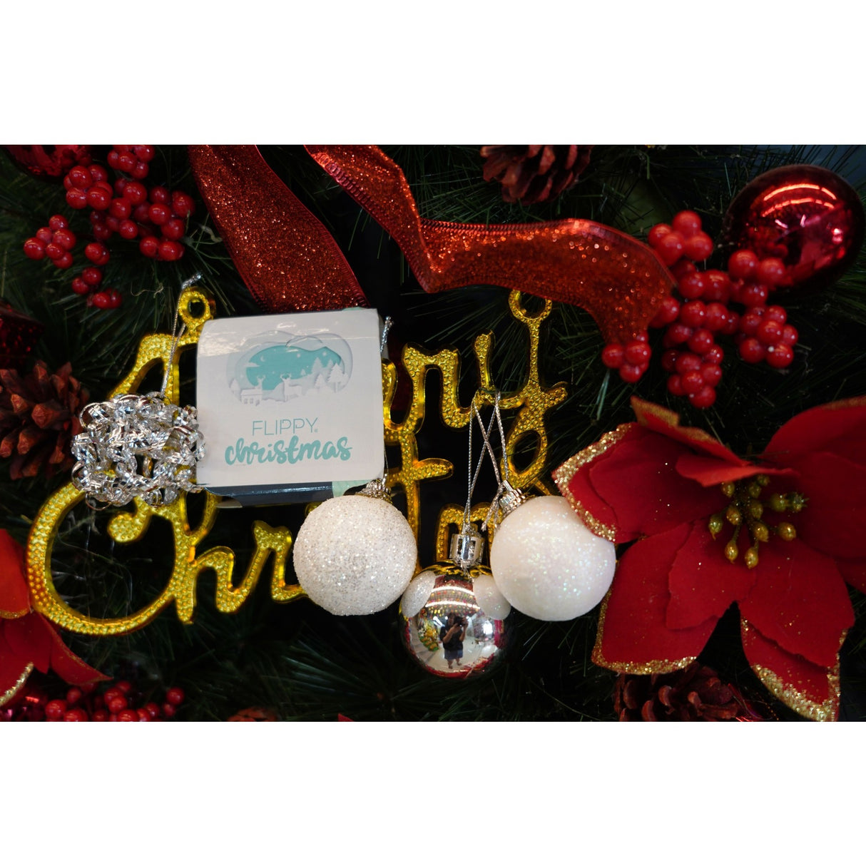 Set de 20 ornamente de brad, Vivimall, de tip Glob, Alb/ Argintiu, din polistiren, cu finisaj sclipitor , cutie 4 cm adancime x 20 cm lungime x 16 cm inaltime - vivimall.ro