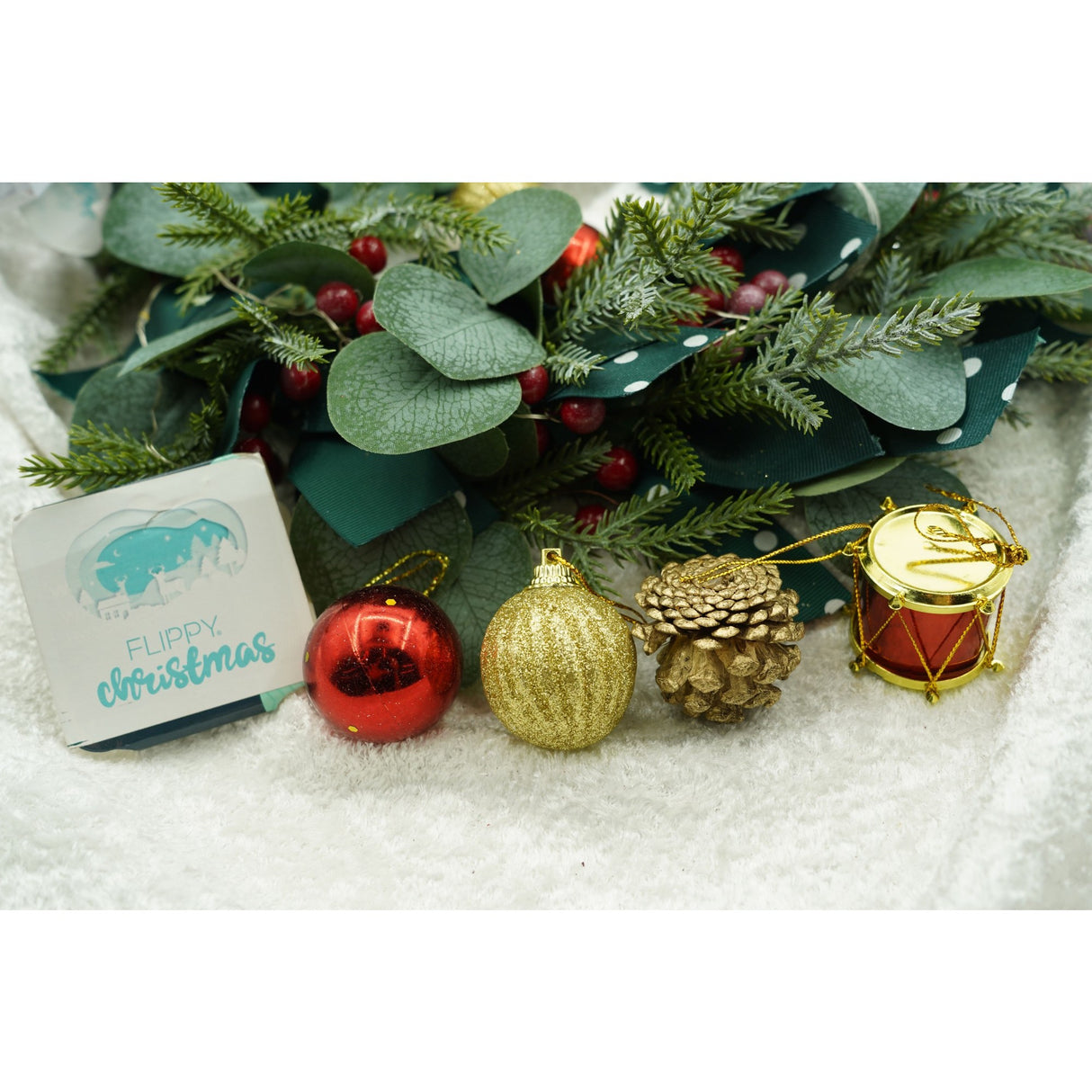 Set de 20 ornamente de brad, Vivimall, de tip Glob, Multicolor, din polistiren, cu finisaj sclipitor , cutie 4 cm adancime x 20 cm lungime x 16 cm inaltime - vivimall.ro