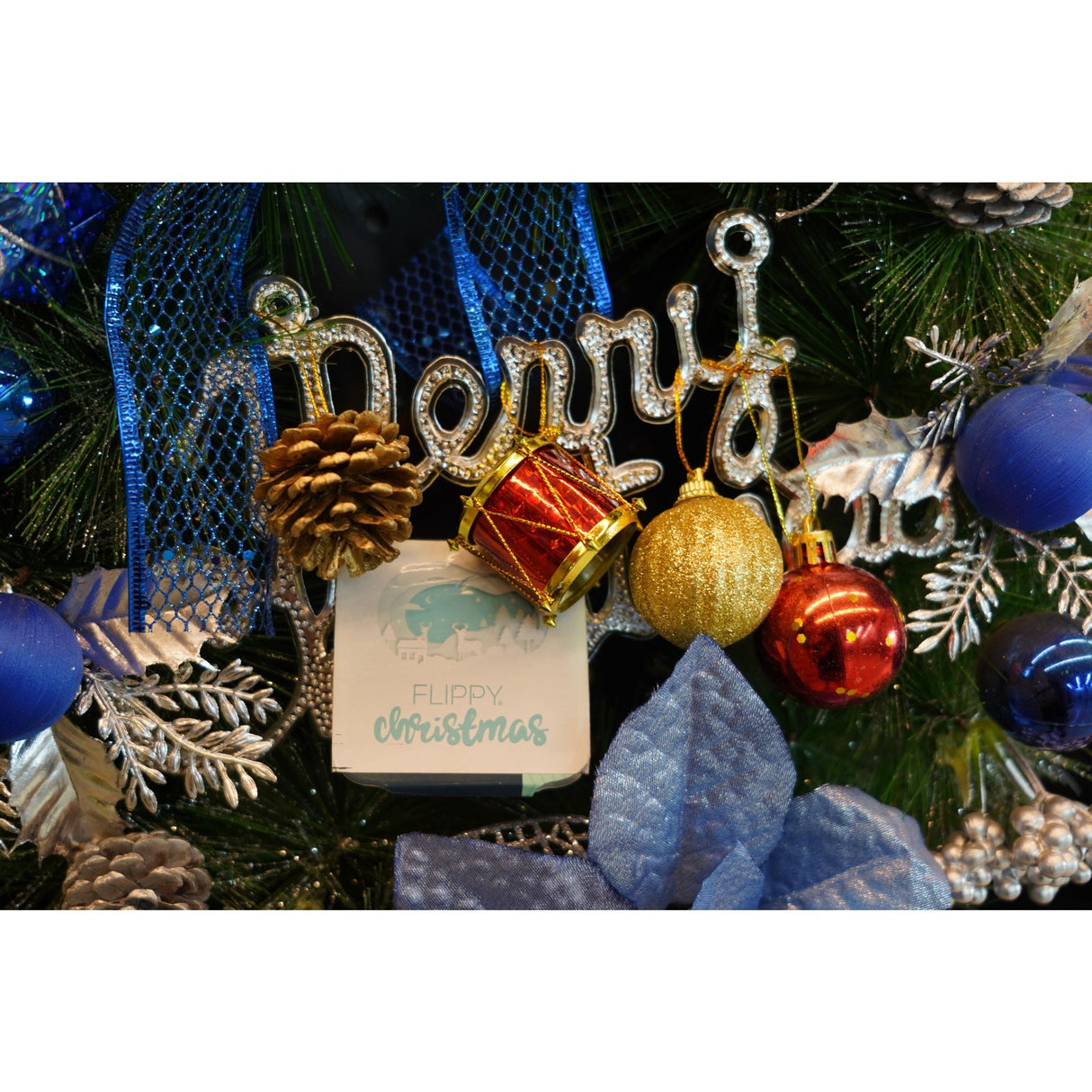 Set de 20 ornamente de brad, Vivimall, de tip Glob, Multicolor, din polistiren, cu finisaj sclipitor , cutie 4 cm adancime x 20 cm lungime x 16 cm inaltime - vivimall.ro