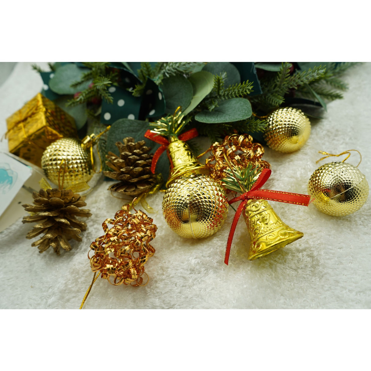 Set de 24 ornamente de brad, Vivimall, de tip Glob, Multicolor, din polistiren, cu finisaj sclipitor , cutie 5 cm adancime x 29 cm lungime x 19 cm inaltime - vivimall.ro