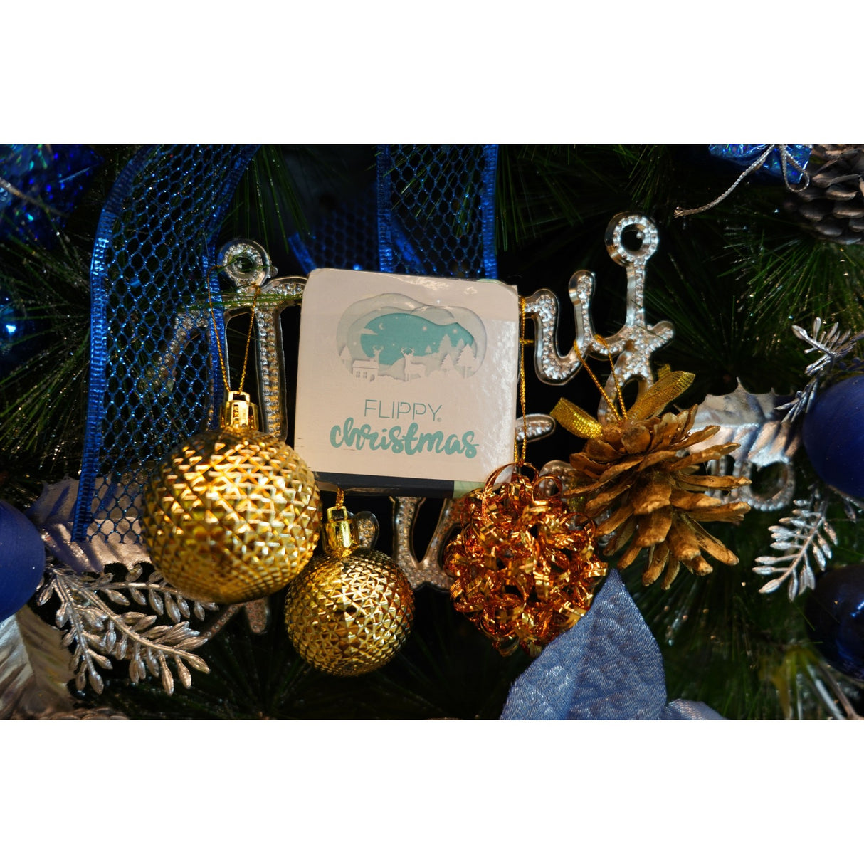 Set de 24 ornamente de brad, Vivimall, de tip Glob, Multicolor, din polistiren, cu finisaj sclipitor , cutie 5 cm adancime x 29 cm lungime x 19 cm inaltime - vivimall.ro