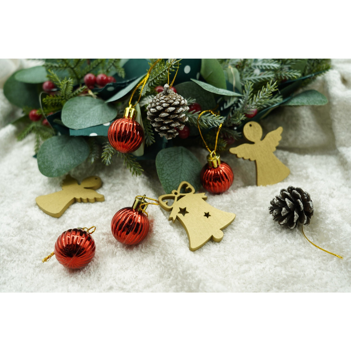 Set de 24 ornamente de brad, Vivimall, de tip Glob, Multicolor, din polistiren, cu finisaj sclipitor , cutie 3 cm adancime x 20 cm lungime x 14 cm inaltime - vivimall.ro