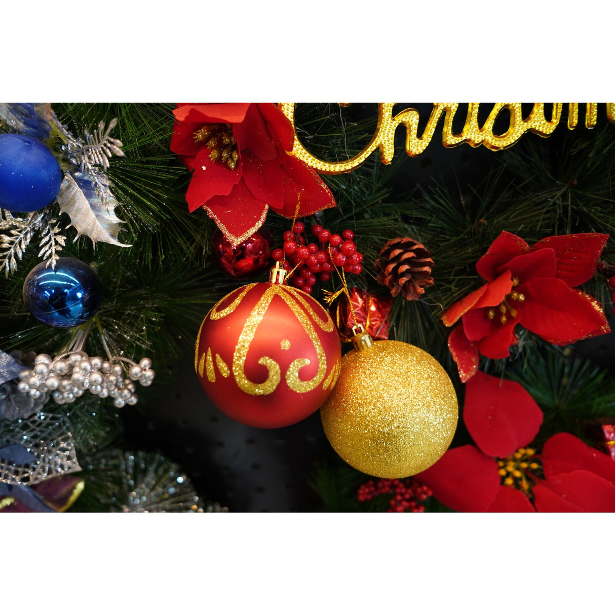 Set de 24 ornamente de brad, Vivimall, de tip Glob, Rosu/ Auriu, cu ø de 8 cm, din plastic, cu finisaj sclipitor , cutie 19 cm lungime x 42 cm inaltime x 19 cm adancime - vivimall.ro