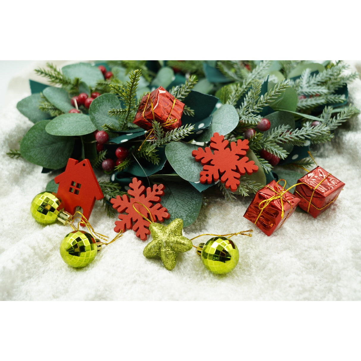 Set de 24 ornamente de brad, Vivimall, de tip Glob, Rosu/ Auriu, din polistiren, cu finisaj sclipitor , cutie 3 cm adancime x 20 cm lungime x 14 cm inaltime - vivimall.ro