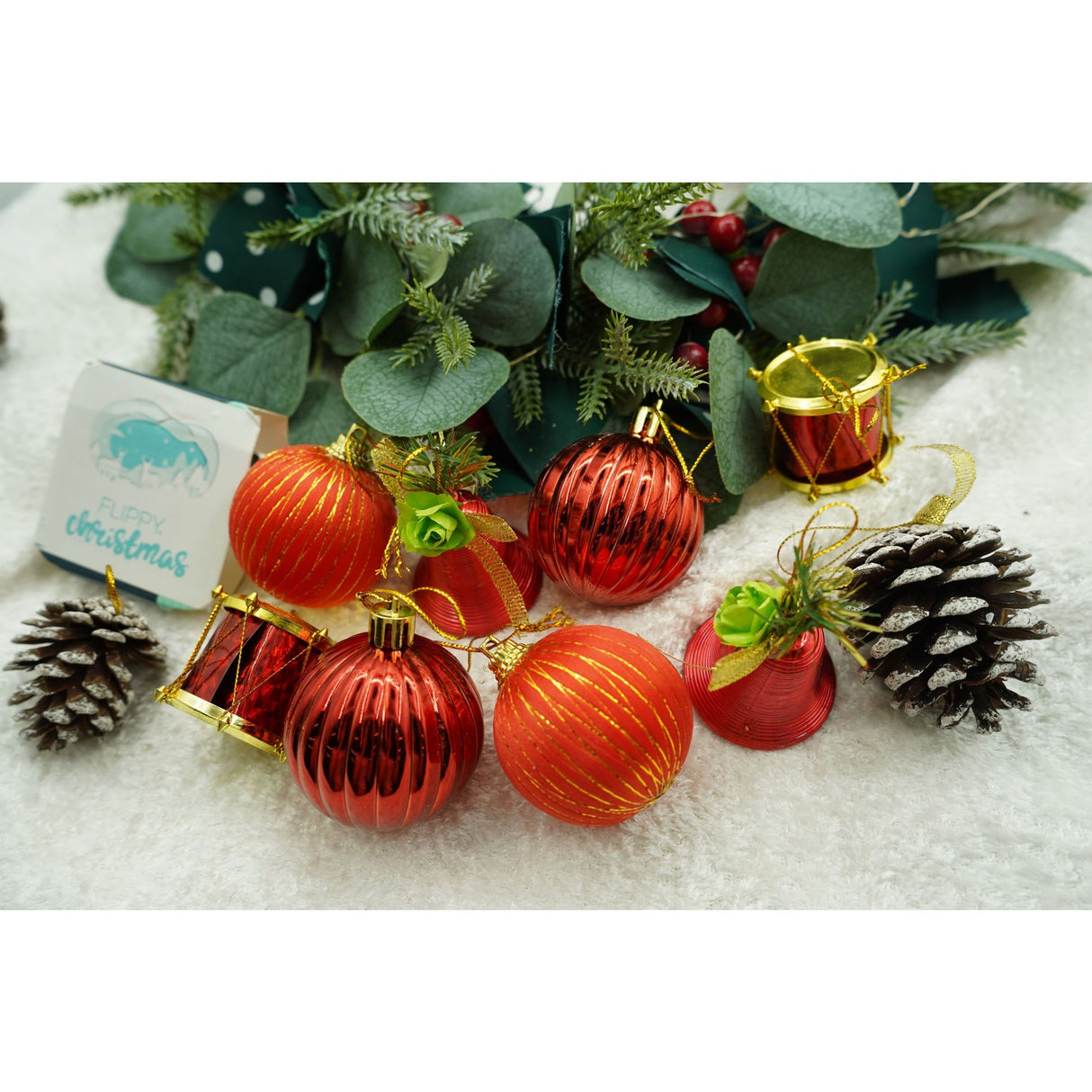 Set de 24 ornamente de brad, Vivimall, de tip Glob, Rosu/ Maro, din polistiren, cu finisaj sclipitor , cutie 5 cm adancime x 29 cm lungime x 19 cm inaltime - vivimall.ro