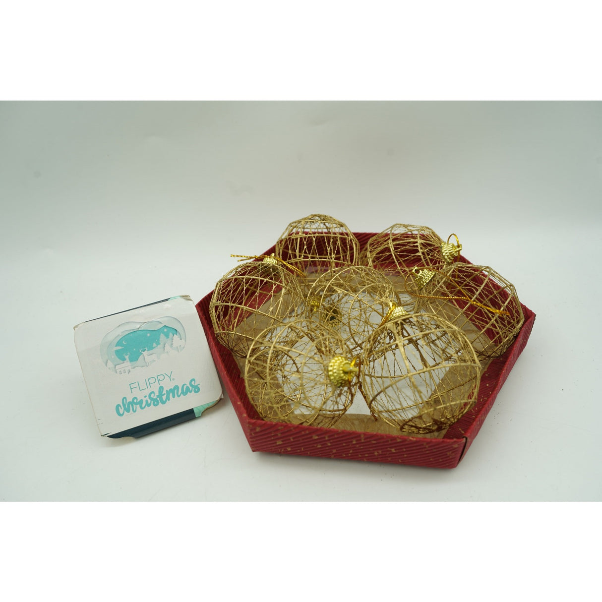 Set de 28 ornamente de brad, Vivimall, de tip Glob, Rosu/ Auriu, din polistiren, cu finisaj sclipitor , cutie 18 cm adancime x 22 cm inaltime x 18 cm lungime) - vivimall.ro