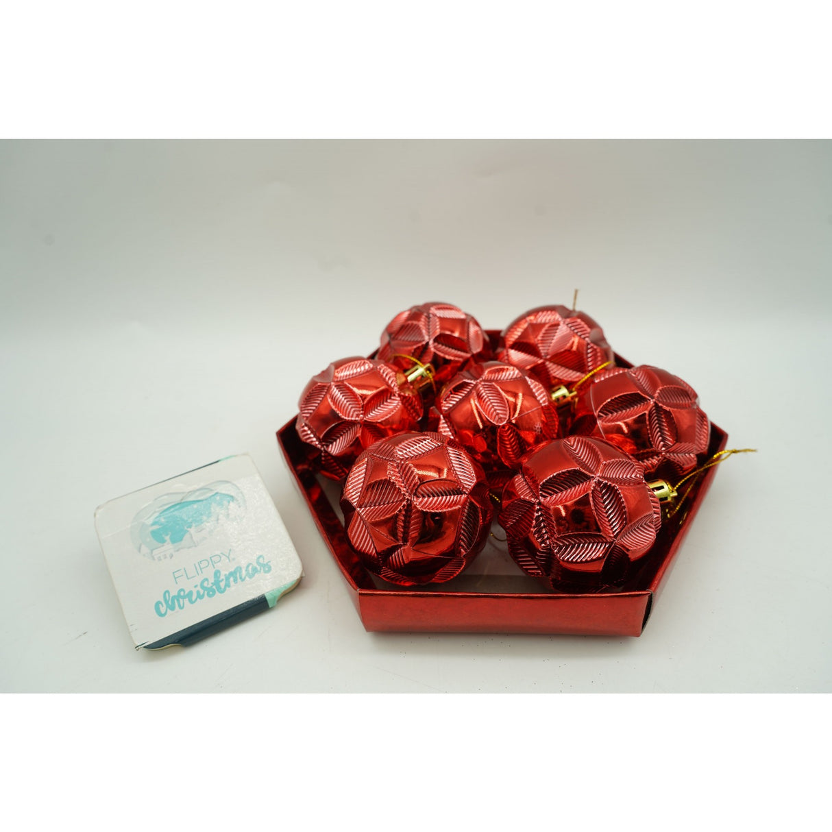 Set de 28 ornamente de brad, Vivimall, de tip Glob, Rosu, din polistiren, cu finisaj sclipitor , cutie 18 cm adancime x 22 cm inaltime x 18 cm lungime) - vivimall.ro